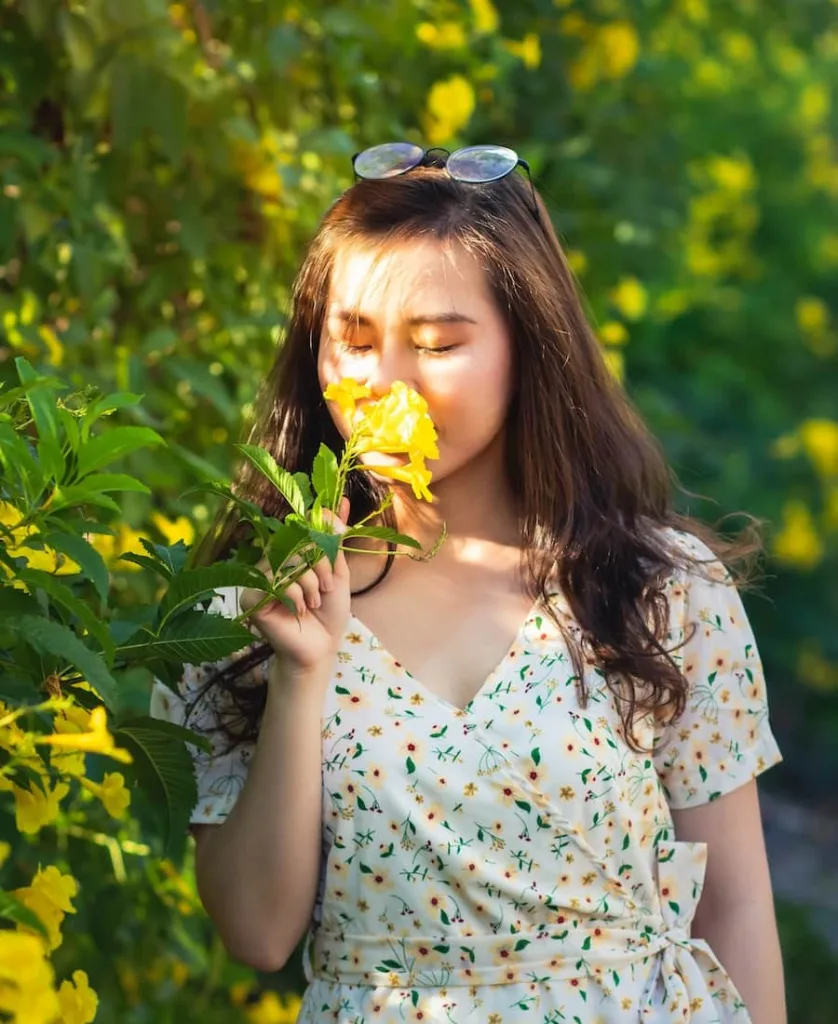  spiritual Meaning of Smelling Flowers 